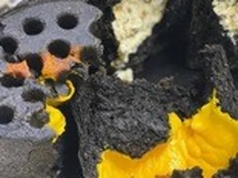 Bánh than tổ ong, nhìn quá ớn mà sao gây sốt?