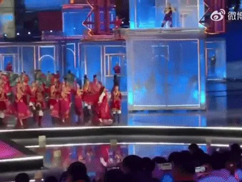 Địch Lệ Nhiệt Ba ngã rạn xương