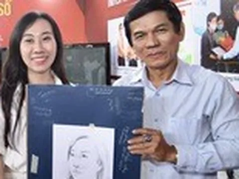 Đến gian trưng bày báo Tuổi Trẻ ở Hội báo, được vẽ chân dung, hí họa miễn phí