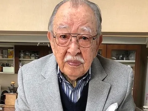 Cha đẻ của karaoke qua đời ở tuổi 100