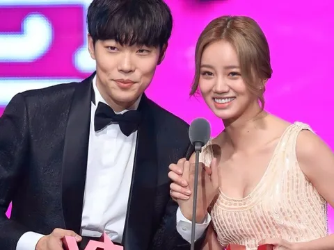 7 năm Ryu Jun Yeol yêu Hyeri trước khi nhanh chóng có người tình mới