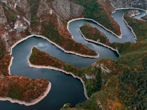 Choáng ngợp dòng sông ngoằn ngoèo như rắn ở Serbia