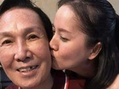 Cúng giỗ đầu Vũ Linh, Hồng Loan nói không thể quên những giây phút cuối đau đớn đó