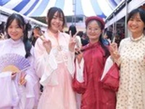 Người trẻ khoe cổ phục nhân 280 năm ngày Võ vương Nguyễn Phúc Khoát định chế áo dài