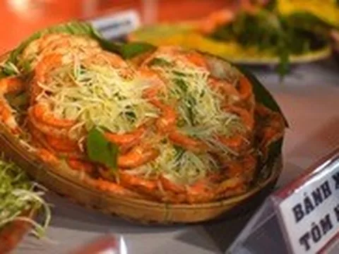 Khách Tây mê tít bánh xèo tôm nhảy, bún Song Thằn, đúng là Amazing Bình Định