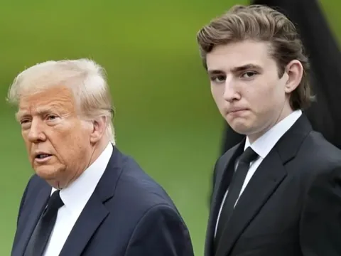 Ác mộng trở lại với Barron Trump