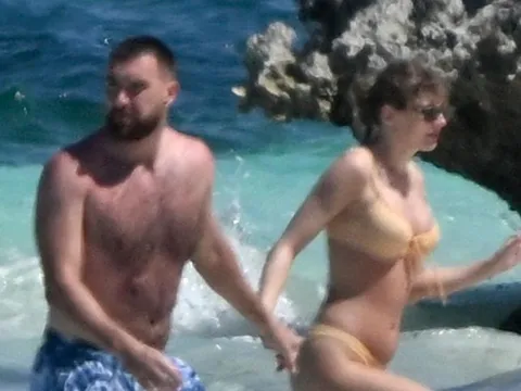 Taylor Swift khoe dáng với bikini, hôn đắm đuối bạn trai