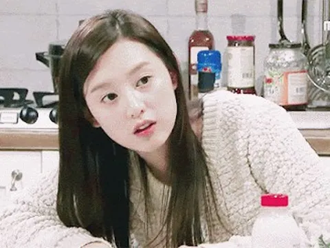 Ngoại hình chưa từng biết xấu là gì của Kim Ji Won