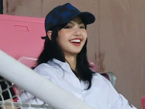 Lisa (BlackPink) chứng kiến Hàn Quốc vùi dập Thái Lan