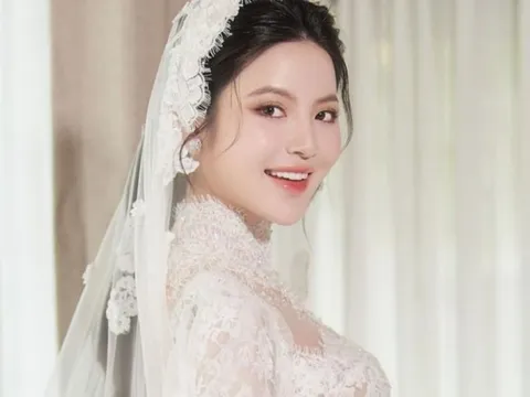 Váy cưới xuyên thấu 150 triệu đồng của Chu Thanh Huyền