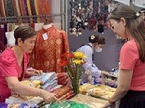 Đến ngày hội áo dài quận 5, may áo dài với giá 650.000 đồng