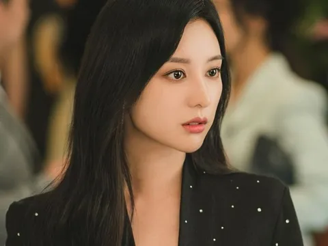 Đẳng cấp đồ hàng hiệu của 'CEO tài phiệt' Kim Ji Won