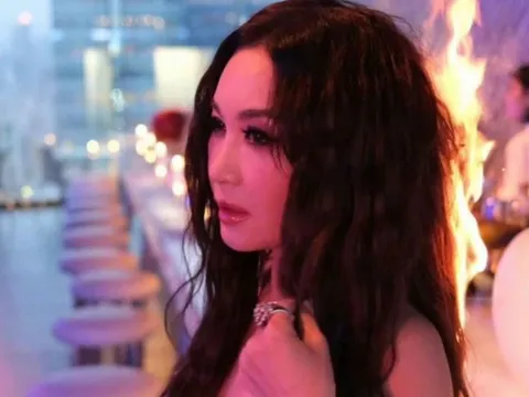 Ôn Bích Hà bị lửa bén cháy tóc