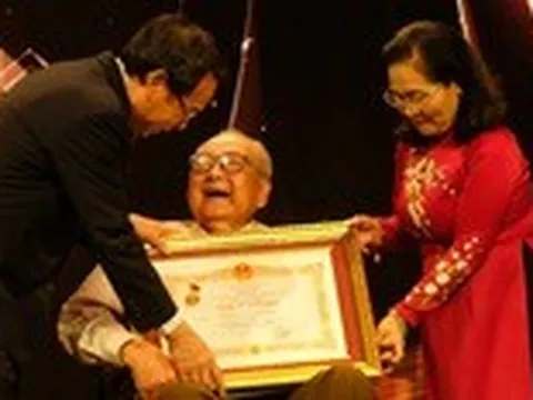 Nghệ sĩ Hùng Minh xúc động nhận bằng danh hiệu được trao từ Bí thư Thành ủy TP.HCM Nguyễn Văn Nên