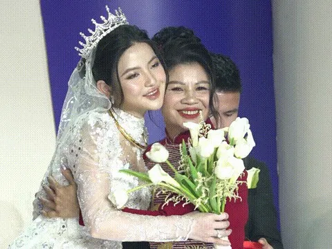 Chu Thanh Huyền đeo vàng trĩu cổ