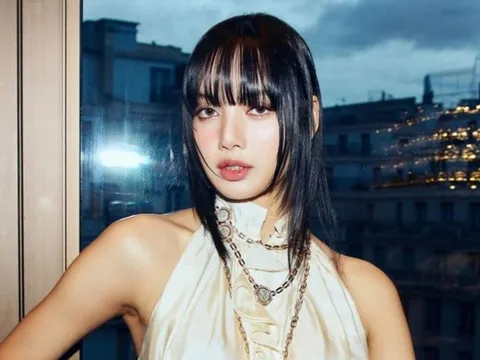 Lisa (BlackPink) khoe nhà, siêu xe