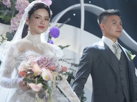 Diện váy cưới cúp ngực 150 triệu đồng, Chu Thanh Huyền rạng ngời bên Quang Hải