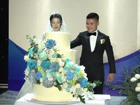 Khoảnh khắc Quang Hải - Chu Thanh Huyền nắm tay cắt bánh, rót rượu