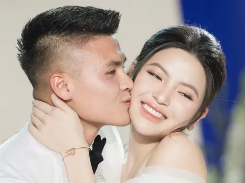 Ảnh Quang Hải hôn say đắm cô dâu Chu Thanh Huyền