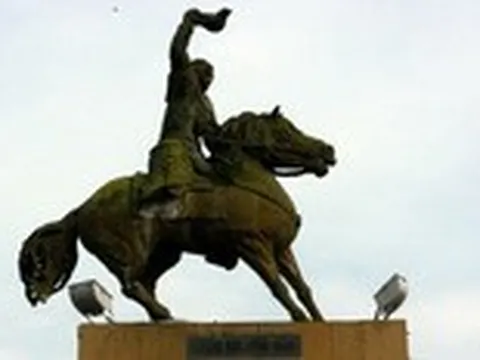 TP.HCM phục dựng tượng vua Lê Lợi, đúc mới tượng cụ Trần Nguyên Hãn