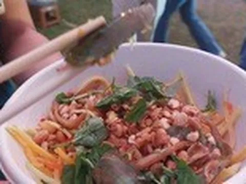 Kiếm chỗ ngồi ở lễ hội ẩm thực món ngon, không dễ