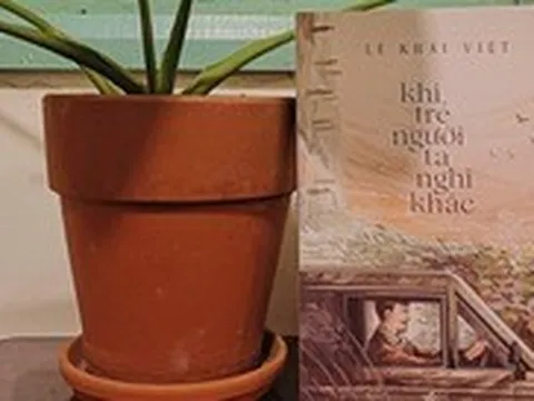 Phía sau anh ta là thế giới