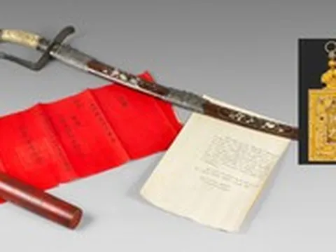 Kiếm báu của vua Hàm Nghi, kim bài của vua Khải Định sắp được đấu giá