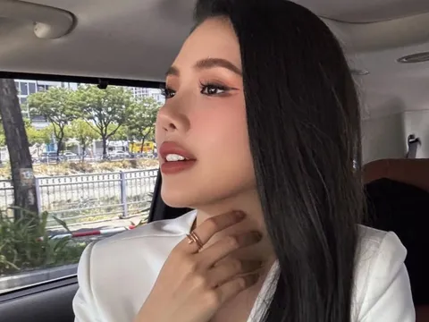 Hoa hậu Bùi Quỳnh Hoa bị buộc thôi học