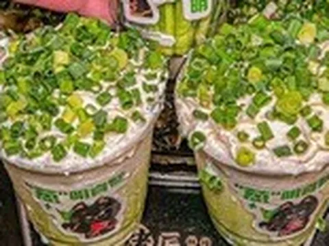 Trà sữa hành lá mới nổi khiến dân tình tò mò