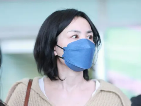 Ngoại hình không hợp lý của Vương Phi ở tuổi 55