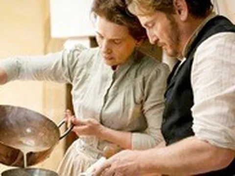 Làm trong vắt nước dùng bằng lòng trắng trứng theo cách của Muôn vị nhân gian