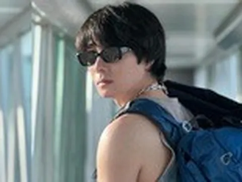 Hoàng tử cổ trang Jung Il Woo phượt Hà Nội, ăn phở và uống bia Sài Gòn