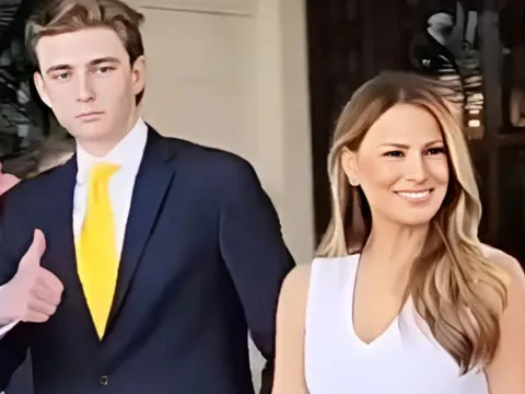 Barron Trump là tâm điểm khi xuất hiện vì cao hơn 2 m