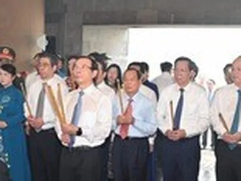 Lãnh đạo TP.HCM dâng hương giỗ Tổ Hùng Vương