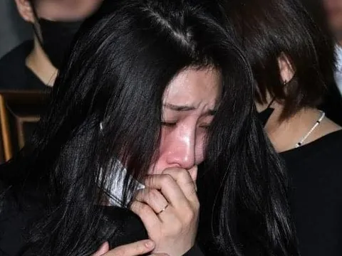 Lễ tang đẫm nước mắt của ca sĩ qua đời ở tuổi 30