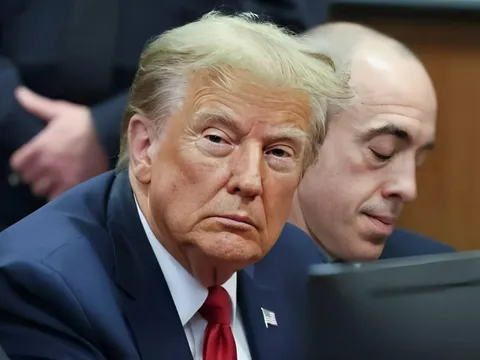 Phim bóc trần ông Donald Trump giữa lúc đối mặt phiên tòa hình sự