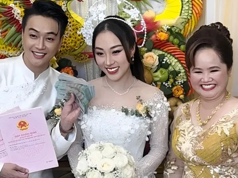 Ca sĩ TiTi (nhóm HKT) được mẹ vợ trao hai sổ đỏ, vài trăm triệu đồng tiền mặt trong đám hỏi ở Cần Thơ