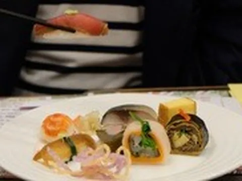 Làm thế nào để ăn sushi Nhật đúng cách, bằng tay hay bằng đũa?