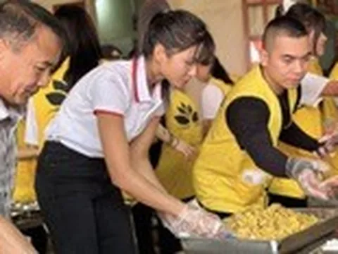 H'Hen Niê làm khoai lang ngào đường, thịt chiên xù cho trẻ em vùng cao