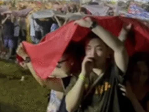 Khán giả đêm nhạc vỡ trận tại Hà Nội chỉ trích ban tổ chức