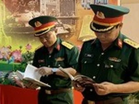 Hơn 200 hiện vật, hình ảnh về chiến thắng Điện Biên Phủ trong triển lãm Quân khu 7 viết tiếp bản hùng ca