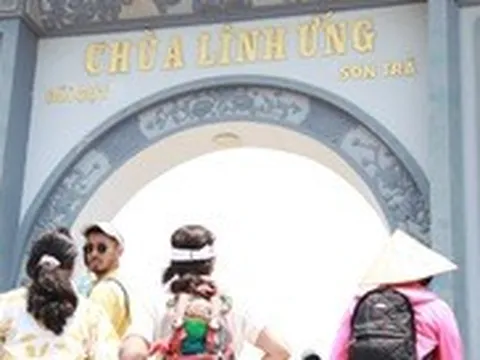 Chùa Linh Ứng Đà Nẵng vắng hoe dịp lễ, chỉ lác đác khách nước ngoài