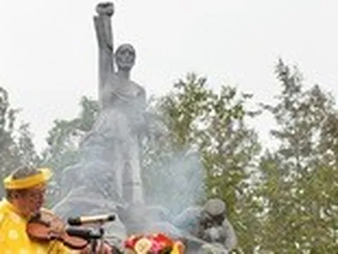 Dưới bóng cây da dù: Màu hòa bình trong câu chuyện chiến tranh