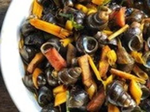 Về xứ Nghệ nhớ tìm ốc xào ăn nha, đậm đà chưa từng thấy