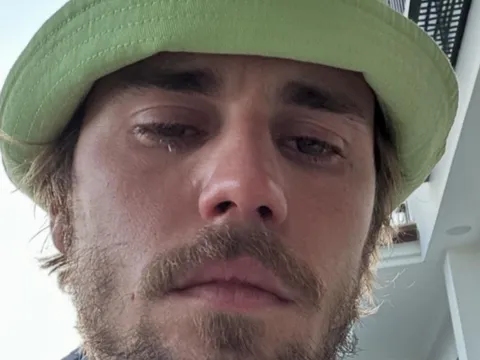 Lý do Justin Bieber khóc