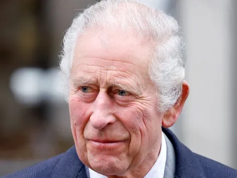 Vua Charles xuất hiện giữa lúc sức khỏe yếu