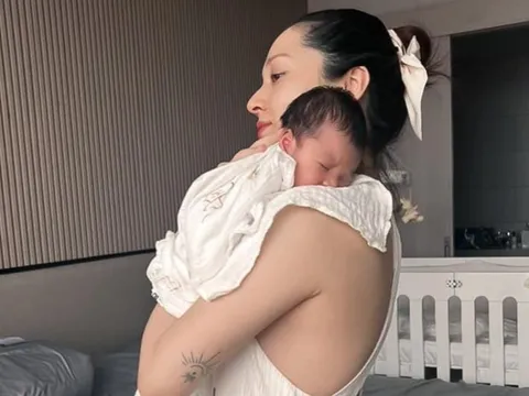 Showbiz 30/4: Bảo Anh khoe ảnh con gái lúc 5 ngày tuổi