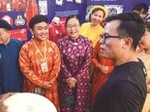 Tóc xanh vạt áo và dấu ấn thanh xuân