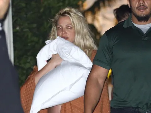 Britney Spears nhếch nhác rời khỏi khách sạn, chuyện gì đã xảy ra?