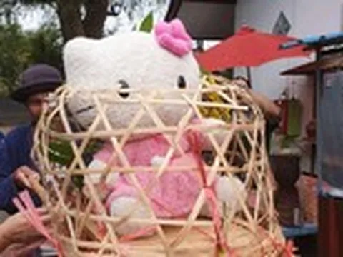 Bàn luận tưng bừng vụ người Thái dùng mèo Doraemon, Hello Kitty cầu mưa